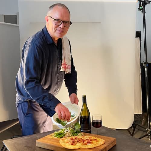 Niklas Hansen med flammkuchen och Kein Name Spätburgunder