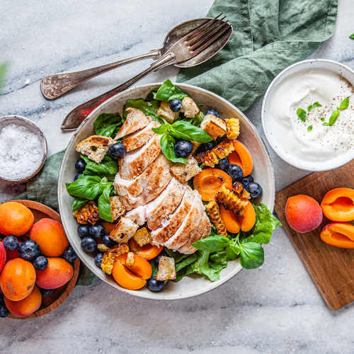 Grillad kycklingsallad med getostkräm på marmorbord