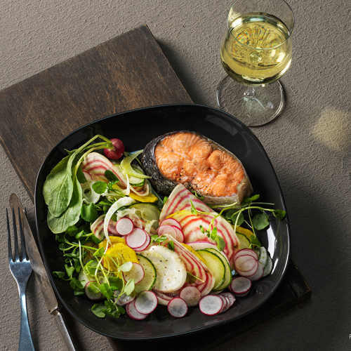 Halstade laxkotletter med en krispig sallad.