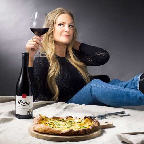 Laila Bagge med Ruby Pinot Noir.