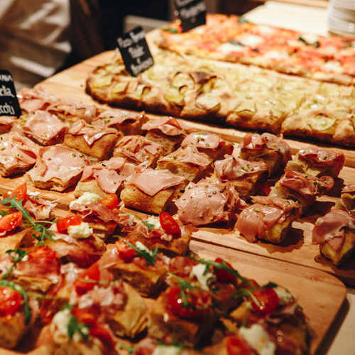 Pizzabitar på italienska saluhallen Eataly i Stockholm