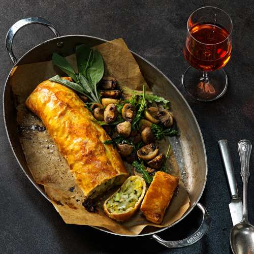 Purjolöksstrudel med champinjoner och ett glas Kein Name Zweigelt Rosé