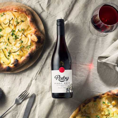 Vit pizza med Ruby Pinot Noir.