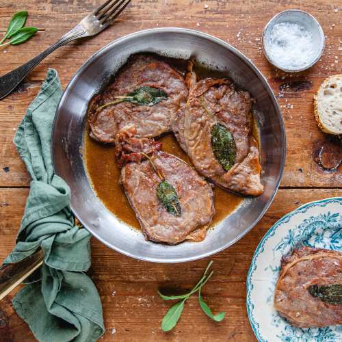 Saltimbocca, tre kalvskivor i en stekpanna.