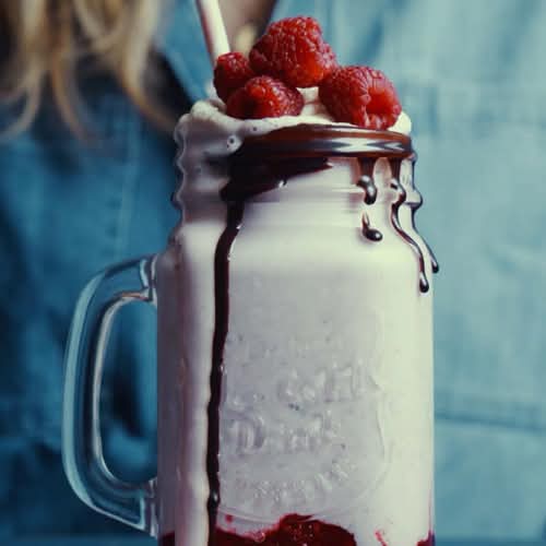 Amarula Raspberry Milkshake med människa bakom