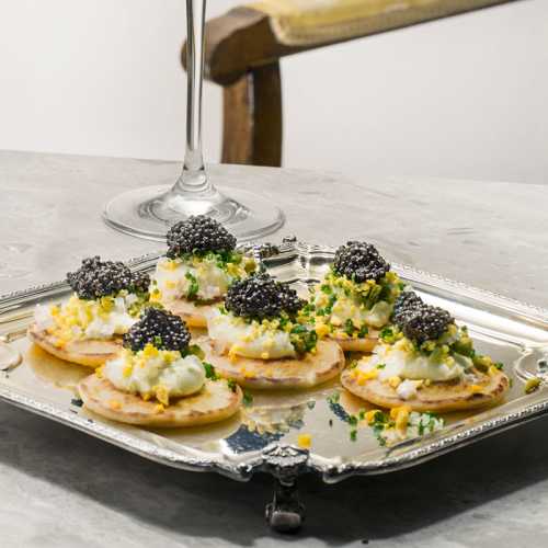 blinier med topping på silverfat