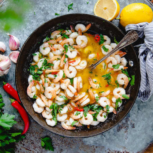 Gambas al ajillo i gryta på bord