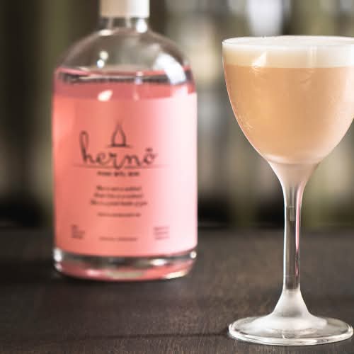 Hernö Pink BTL Gin med drinken Hernö Gin Flip Raspberry