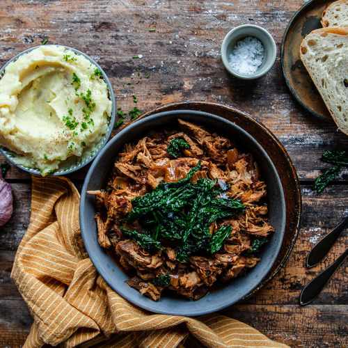 Pulled pork med rotfruktsmos och smörstekt svartkål.