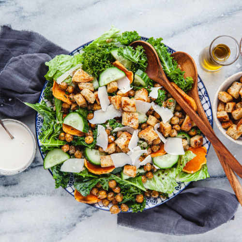  Matig sallad med örtrostade kikärtor, sötpotatis och krutonger