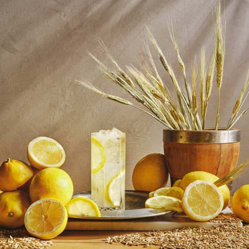 Koskenkorva Horse's Neck med citroner och vete i bakgrund