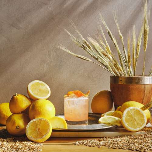 Pink Lemon med citroner och vete i bakgrund