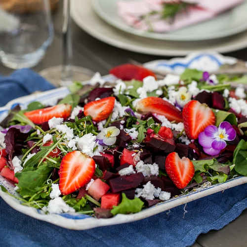 Vårsallad med groddar, rödbetor och fetaost