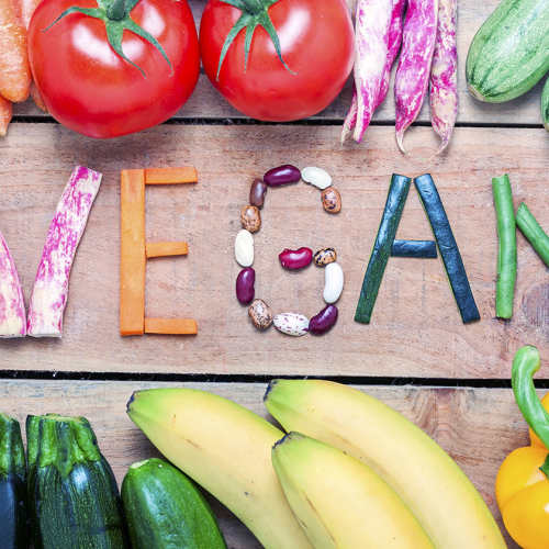 Vegan skrivet med grönsaker och frukt
