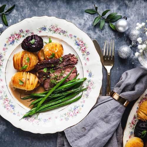 Viltstek med hasselbackspotatis och haricots verts