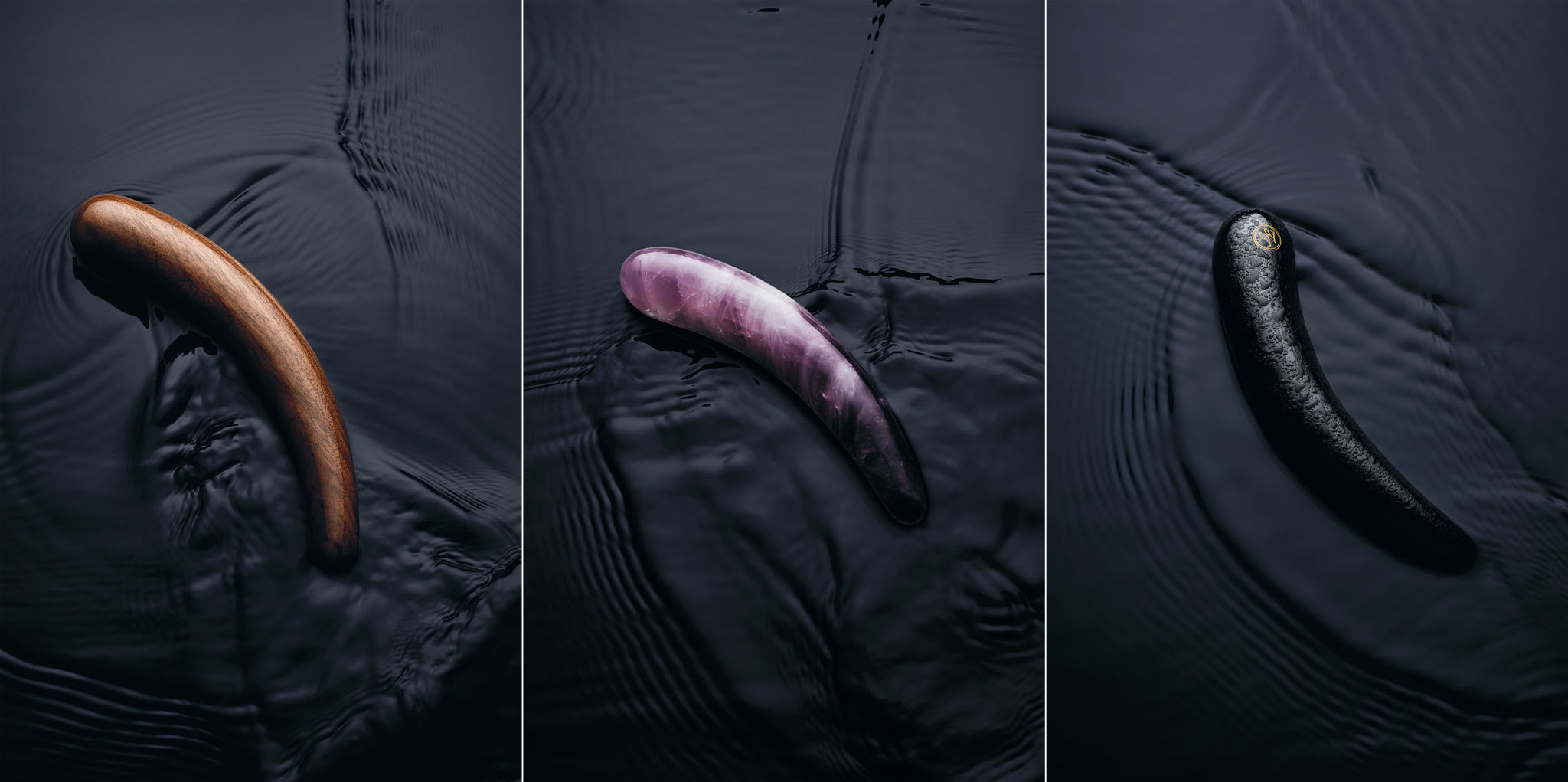 Drei verschiedene TEATIAMO-Dildos auf einem dunklen Wasserhintergrund