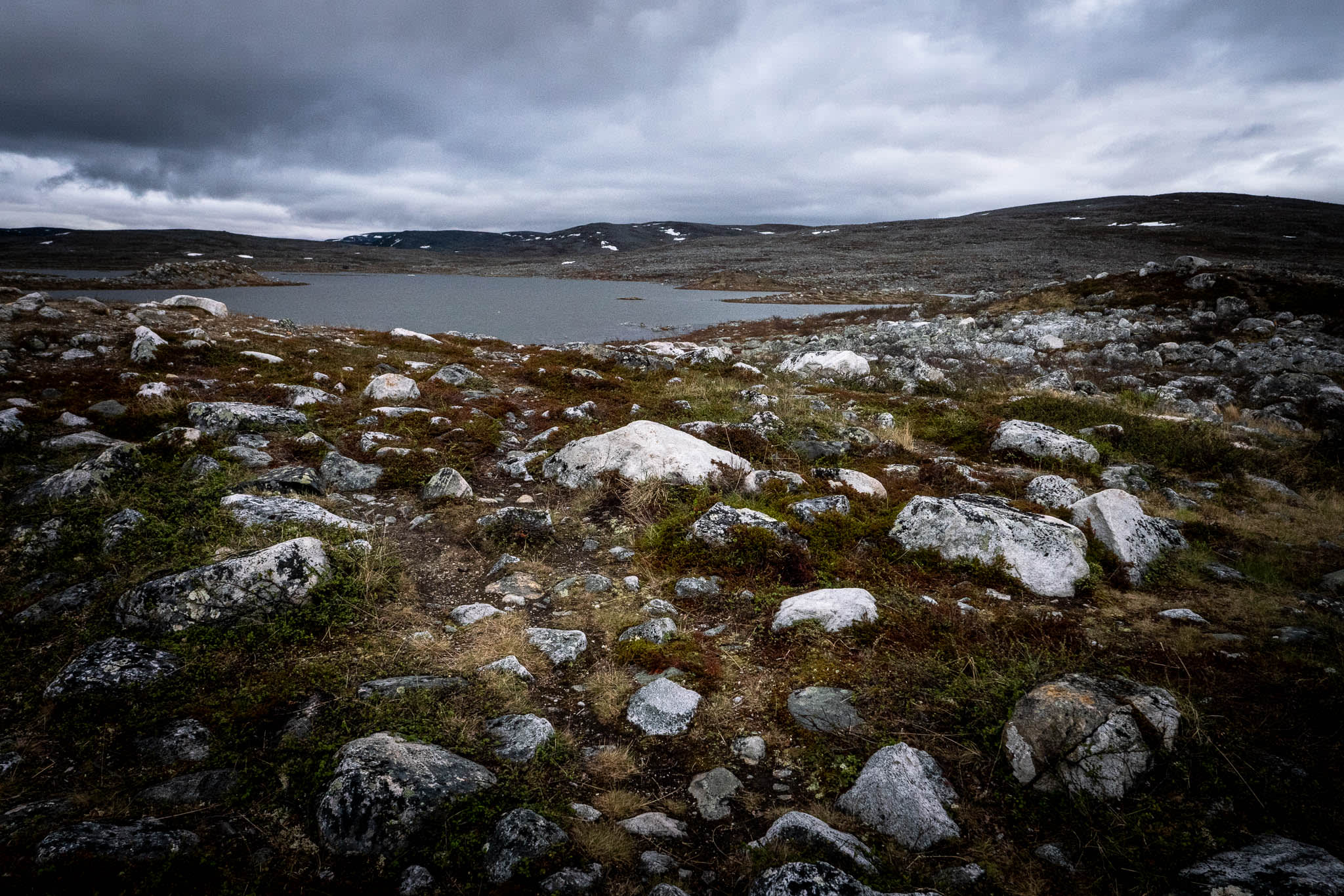 Nordische Natur mit Felsen und See Nordische Natur mit Felsen und See