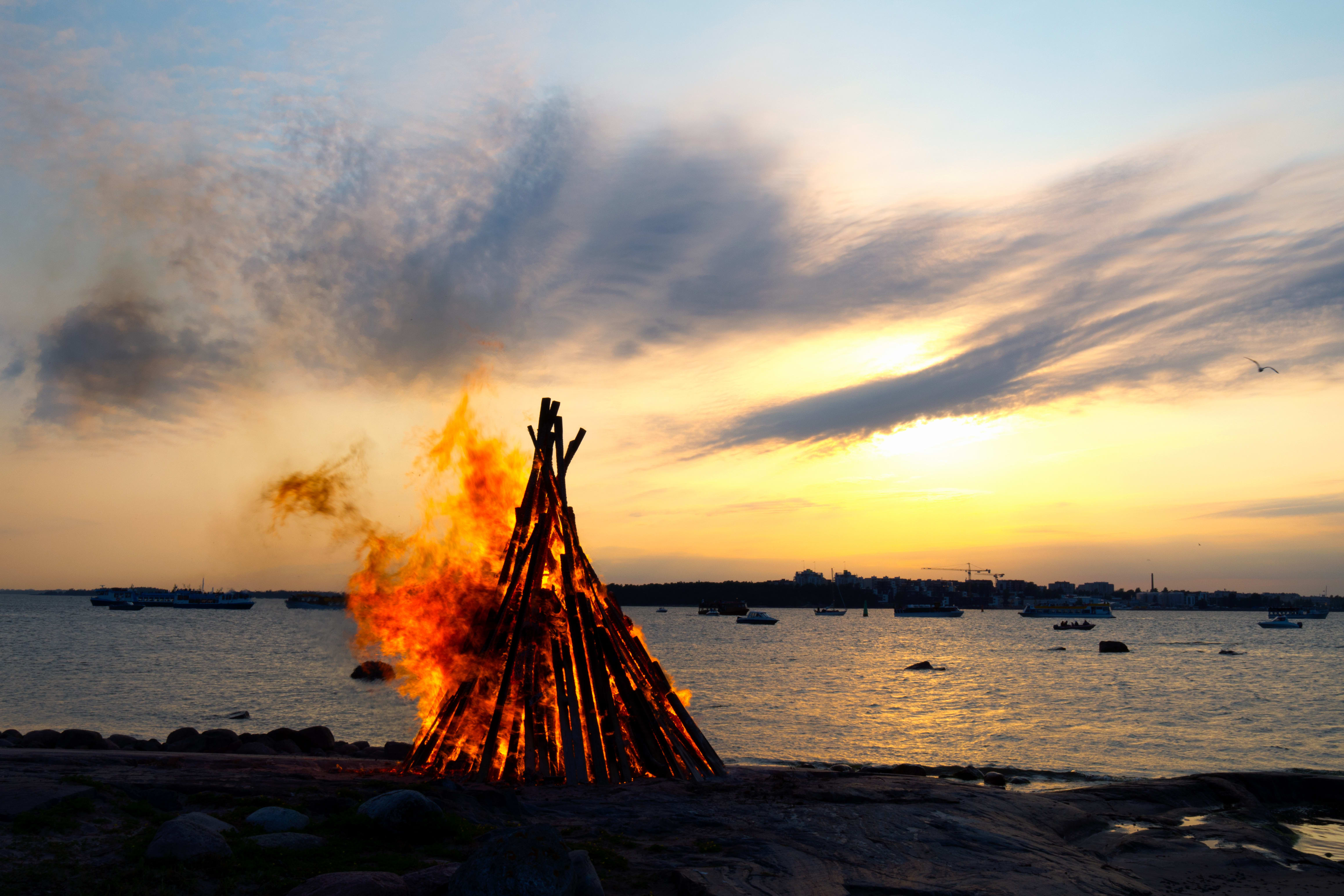 Mittsommerfeuer an einer Küste