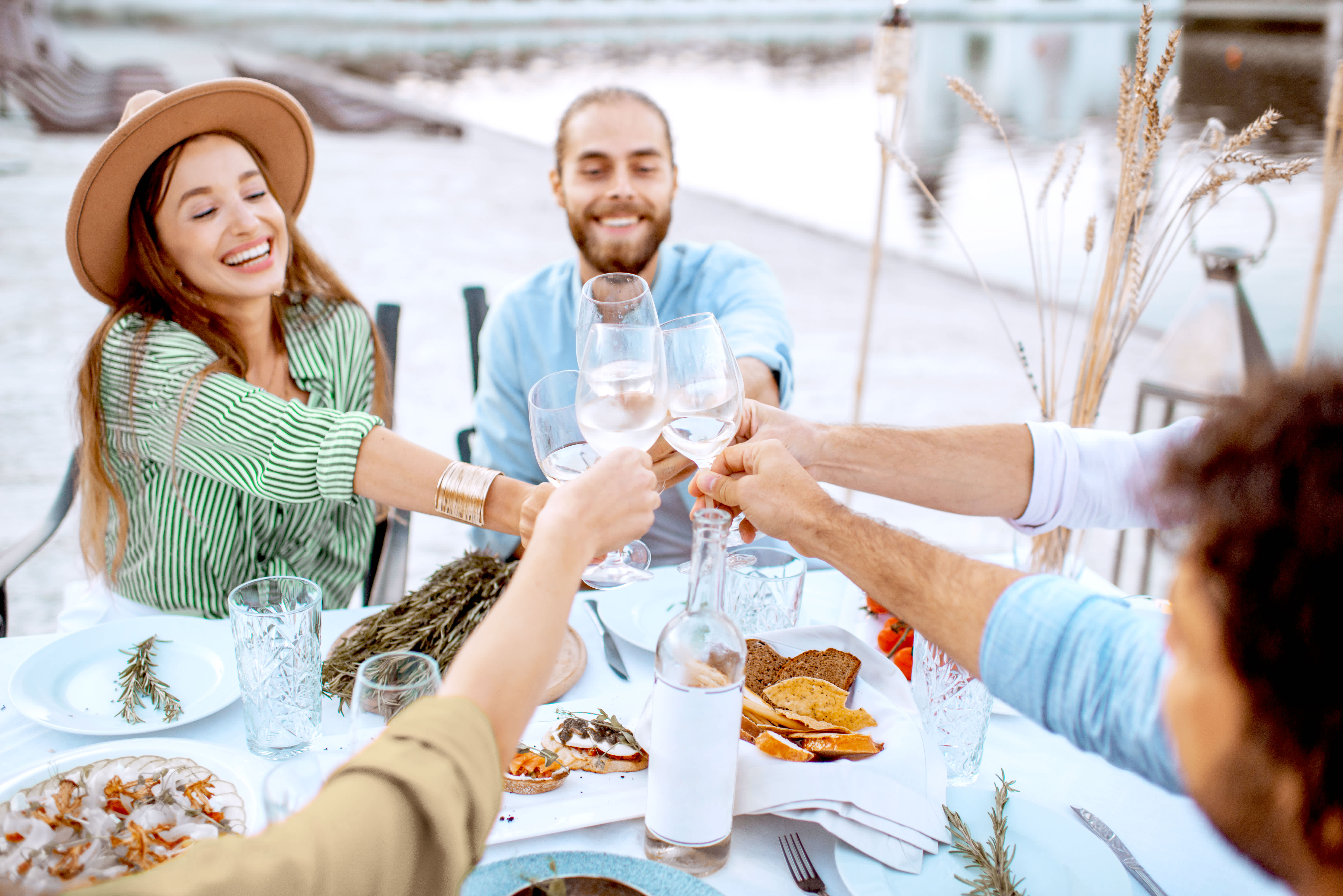 Anora - Vastuullisuus herokuva - ihmisiä skoolaamassa