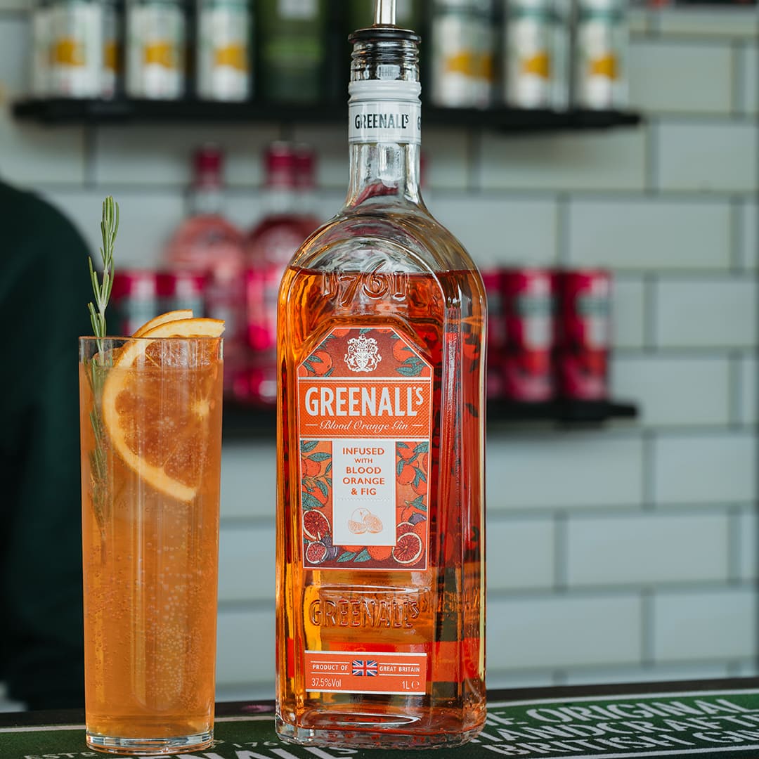 Suhkruvaba džinniga valmistatud Blood Orange Gin & Tonic džinnikokteil