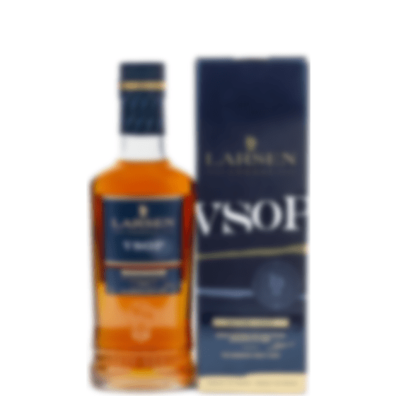 Larsen VSOP konjaki elegantset puuviljast maitset tasakaalustavad täiuslikult tammenüansid. Ülimalt elegantne ja puuviljane maitseprofiil saavutatakse tänu erilisele destillatsiooni-protsessile.