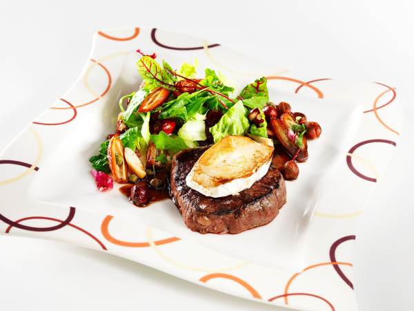 Sisäfilepihvi_vuohenjuustolla_ja_pähkinä-taatelisalaattia