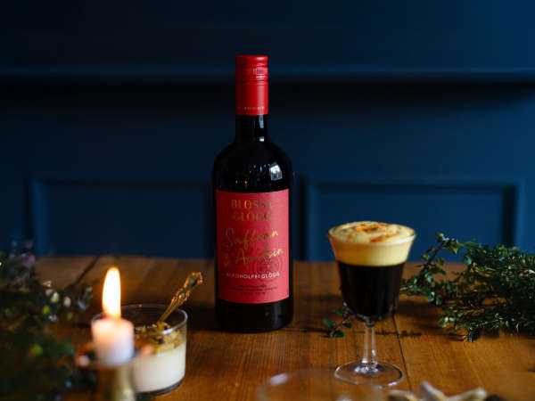 Varm glögg med saffrans- och apelsingrädde.