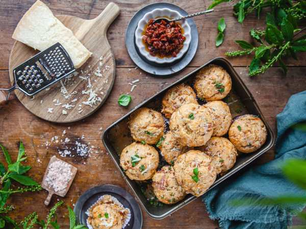 Muffinit kinkulla ja aurinkokuivatuilla tomaateilla