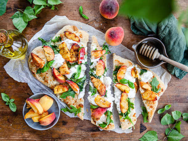 Pinsa burratalla ja nektariineilla