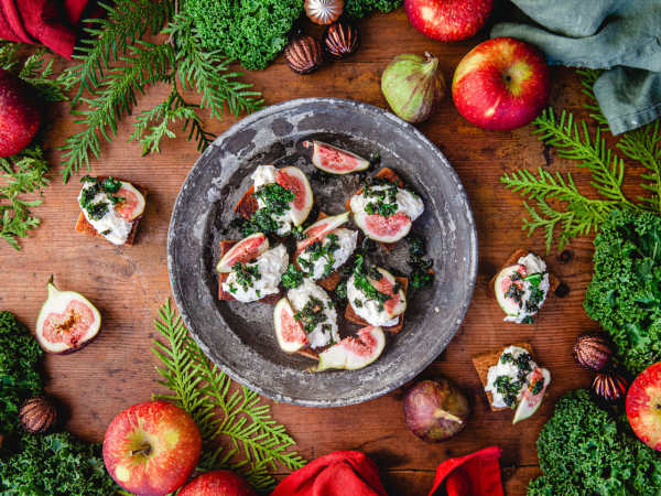 Snittar av vörtbröd med oströra och fikon.