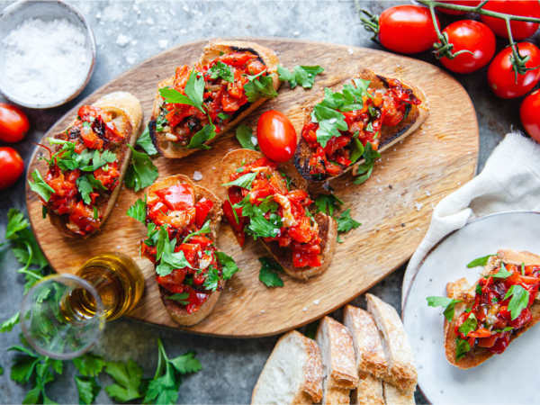 Italiensk bruschetta med smakrik paprikaröra