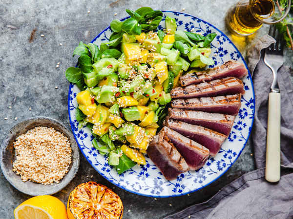 Grillad tonfisk med mango- och avokadosalsa. 