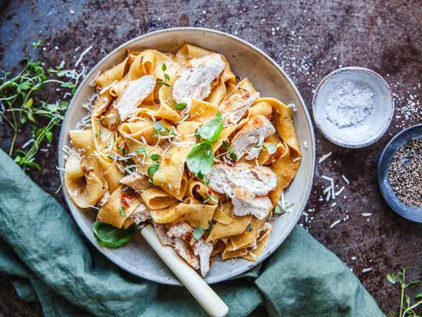 Lättlagad och krämig Pasta Alfredo med kyckling.