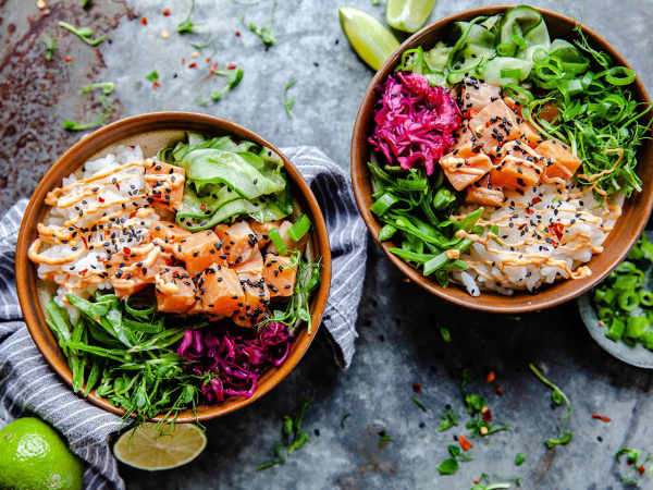 Poké Bowl med marinerad lax och srirachamajjo.