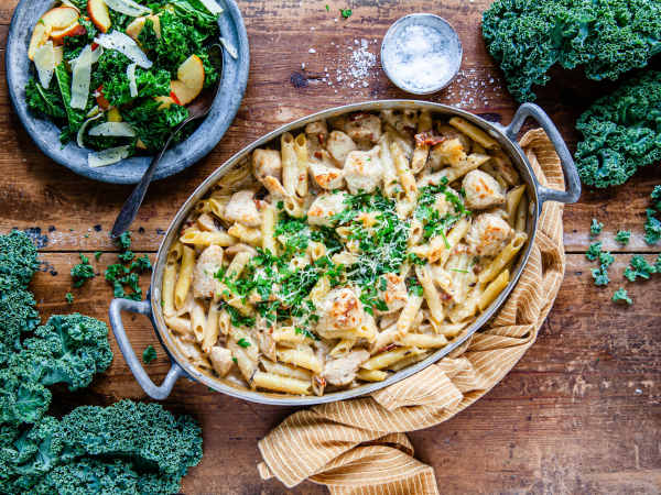 Gratinoitu kanapasta ja lämmin lehtikaalisalaatti