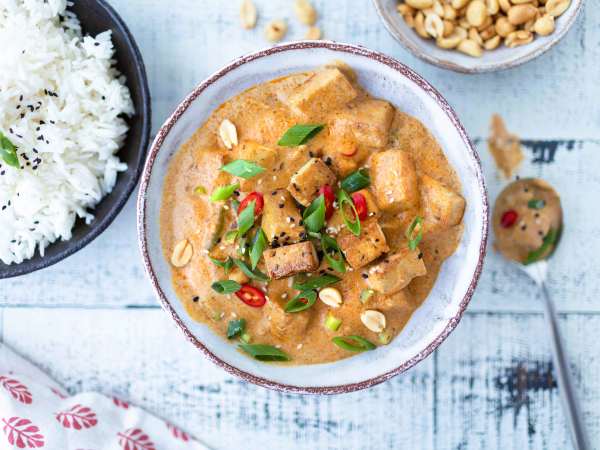 Pähkinäisen kermainen tofu satay