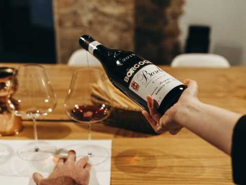 Borgogno_Barolo_kaadetaan_lasiin
