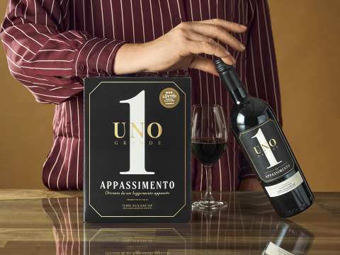 Uno_Grande_Appassimento_punaviinipullo_ja_viinihana