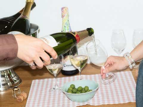 codorniu_kuohuviiniä_kaadetaan_lasiin