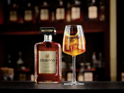 Disaronno Fizz med en flaska Disaronno i bakgrunden