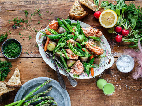 Sallad med varmrökt lax och primörer