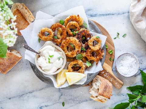 Calamari med aioli på marmorbord