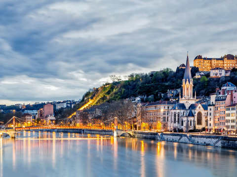 Flod genom Lyon med bro och gamla stan till höger.