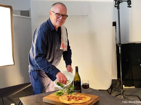 Niklas Hansen med flammkuchen och Kein Name Spätburgunder