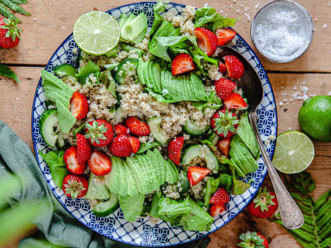 Sommarsallad med quinoa och jordgubbar