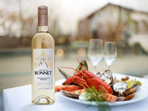 Château Bonnet Blanc och tallrik med skaldjur.