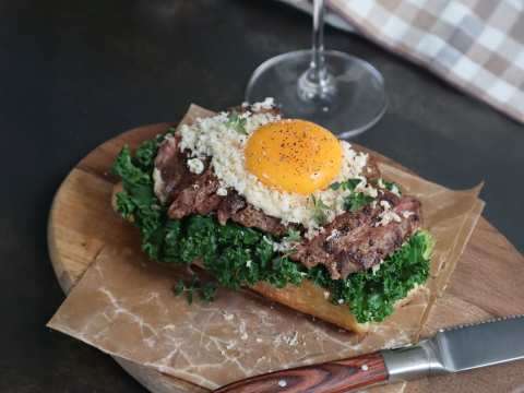 Klassisk Bookmaker Toast med ryggbiff.