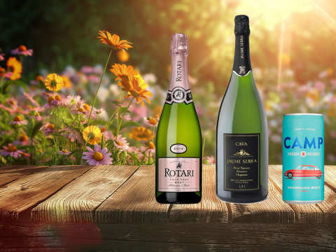 Tre vinflaskor mot en bakgrund av blomsteräng.