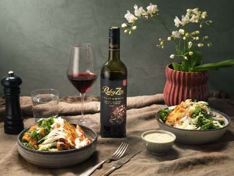 Caesarsallad med Ruby Zin.