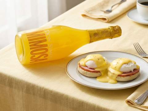 Don Simon Mimosa på bord med gul duk och Eggs Benedict.
